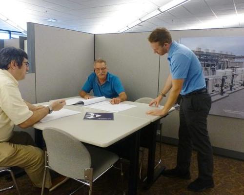 St. 路易 employees discussing a project